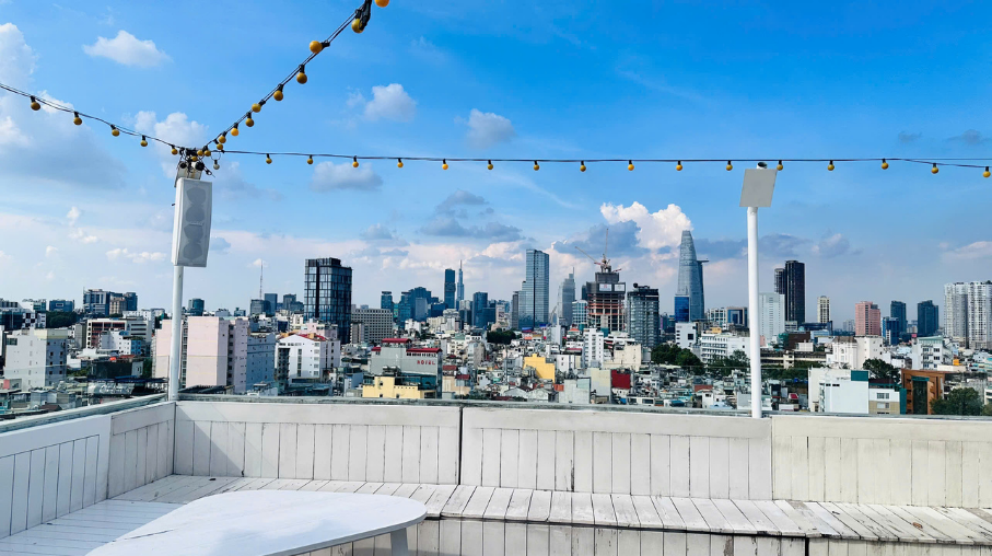 bose-402v-powersoft-t302a-banana-mama-rooftop-bar-2