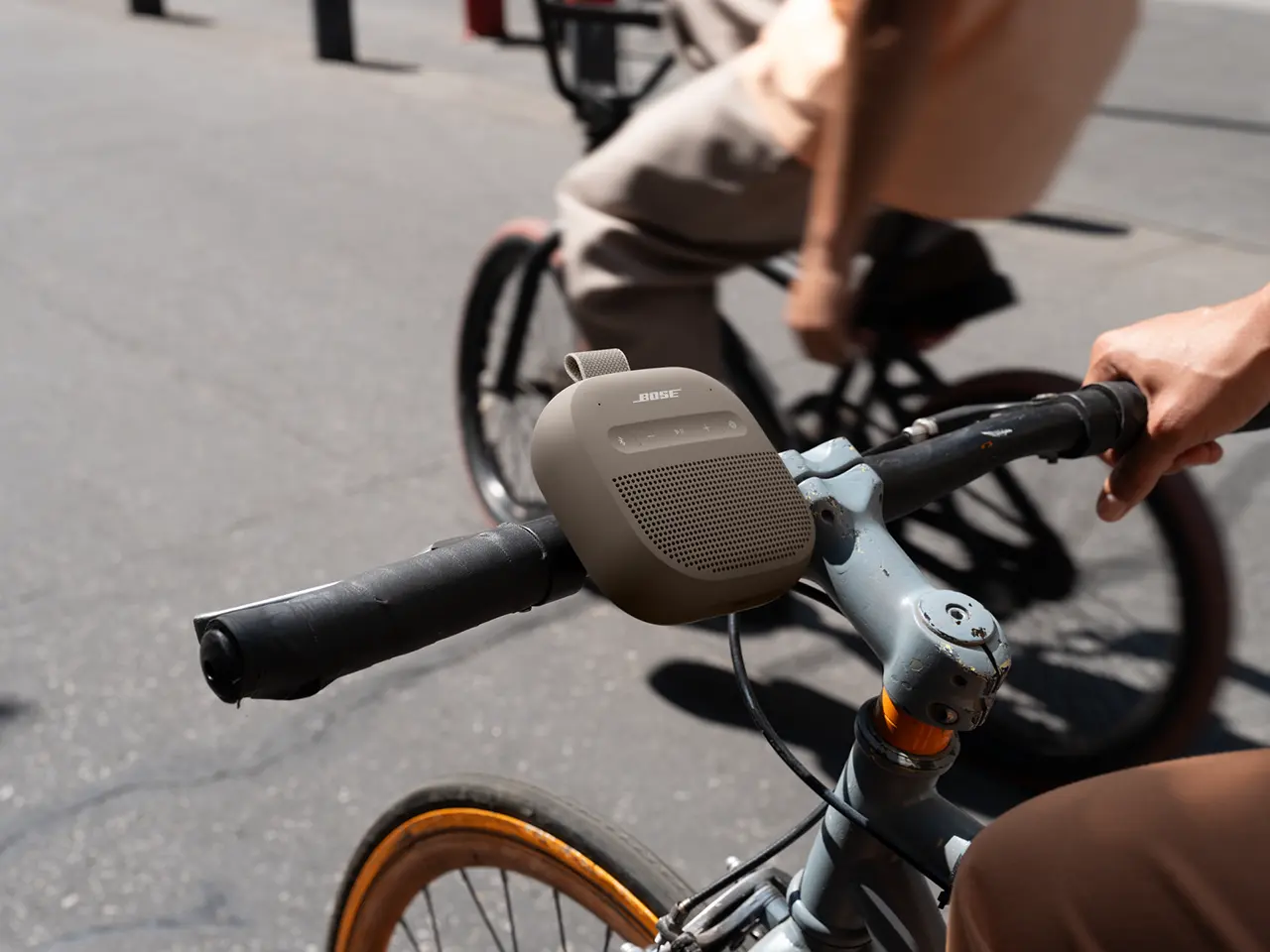 Loa Bose SoundLink Micro 2 3 SLMIILE Sandstone Situ Bike Shot3